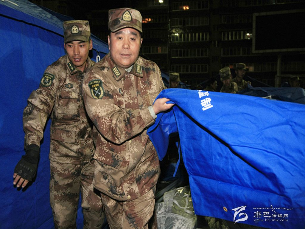 軍民魚水情深 ——甘孜軍分區抗震救災掠影