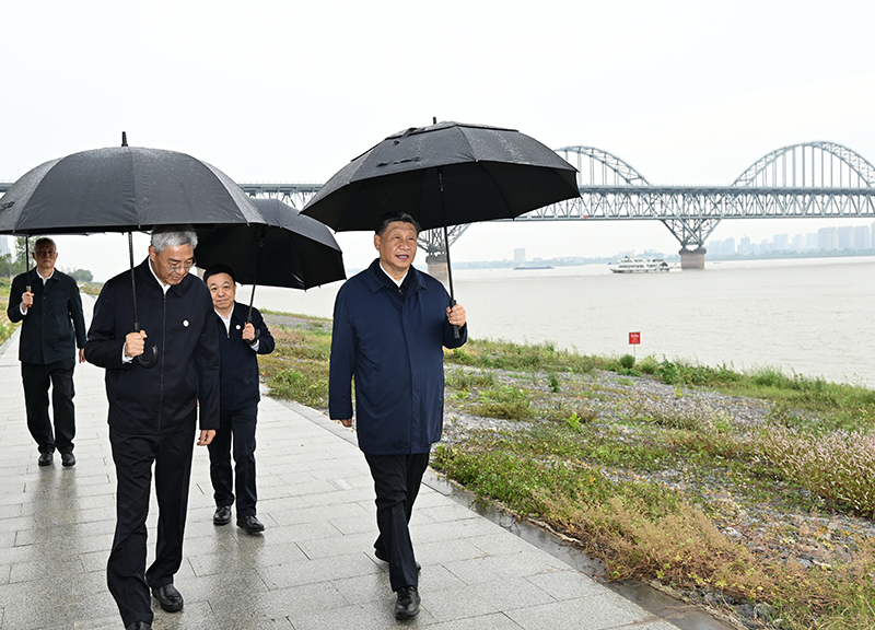 2023年10月10日，習(xí)近平總書記在江西長(zhǎng)江國(guó)家文化公園九江城區(qū)段冒雨考察。