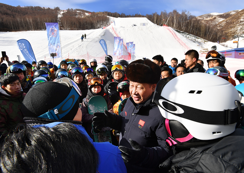 2017年1月23日，習近平總書記在云頂滑雪場同正在集訓的國家滑雪隊運動員及滑雪愛好者親切交談。