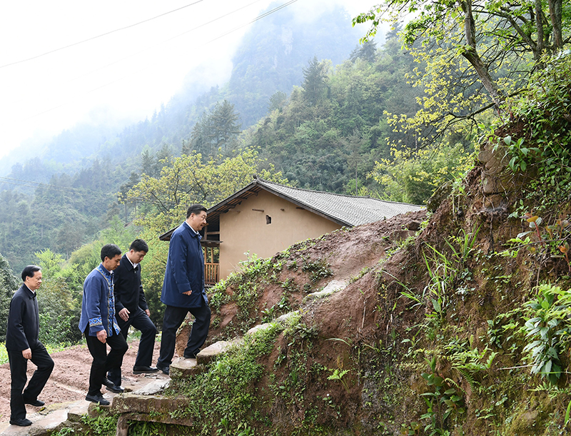 2019年4月15日，在石柱土家族自治縣中益鄉華溪村，習近平總書記踏著濕滑的石階登上陡坡，前往貧困戶譚登周家看望。