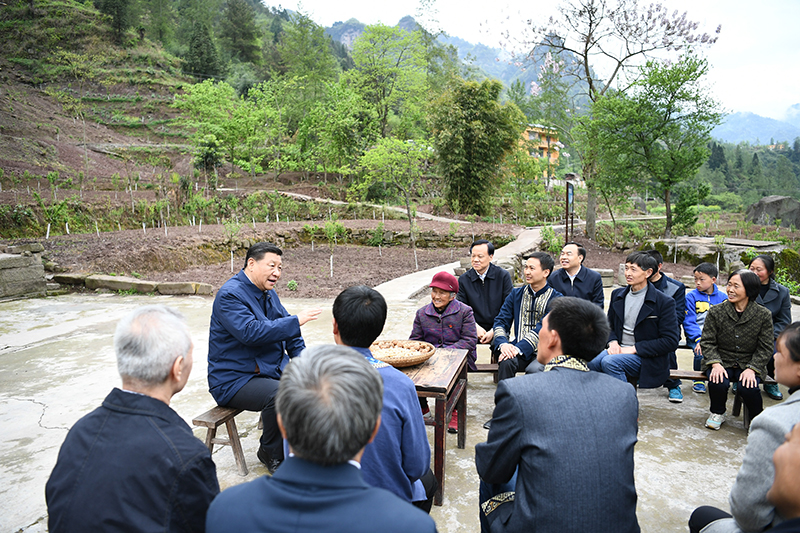 2019年4月15日，習近平總書記在重慶石柱土家族自治縣中益鄉華溪村同村民代表、基層干部、扶貧干部、鄉村醫生等圍坐在一起，共話脫貧攻堅。