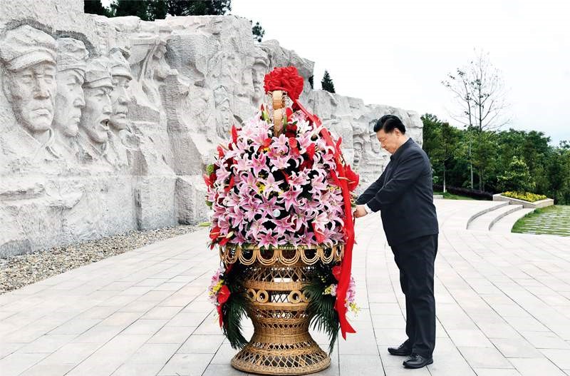 2021年4月25日至27日，中共中央總書記、國家主席、中央軍委主席習(xí)近平在廣西考察。這是25日上午，習(xí)近平在位于桂林市全州縣的紅軍長征湘江戰(zhàn)役紀(jì)念園，向湘江戰(zhàn)役紅軍烈士敬獻花籃。 新華社記者 謝環(huán)馳/攝