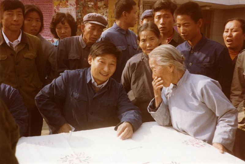 1983年，時任河北正定縣委書記的習近平（前排居中），臨時在大街上擺桌子聽取老百姓意見。